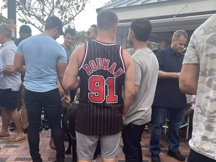 Les fans de Rodman se précipitent hors de son chemin, ouvrant un chemin comme dans l'une de ces vidéos virales d'un requin nageant à travers un banc de poissons. - PHOTO PAR JESS SWANSON