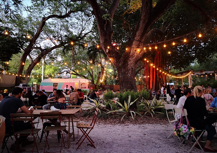 Heartland est le restaurant en plein air Little Haiti qui vous encourage à vous mettre les pieds dans le sable, littéralement. - PHOTO AVEC L'AUTORISATION DE HEARTLAND