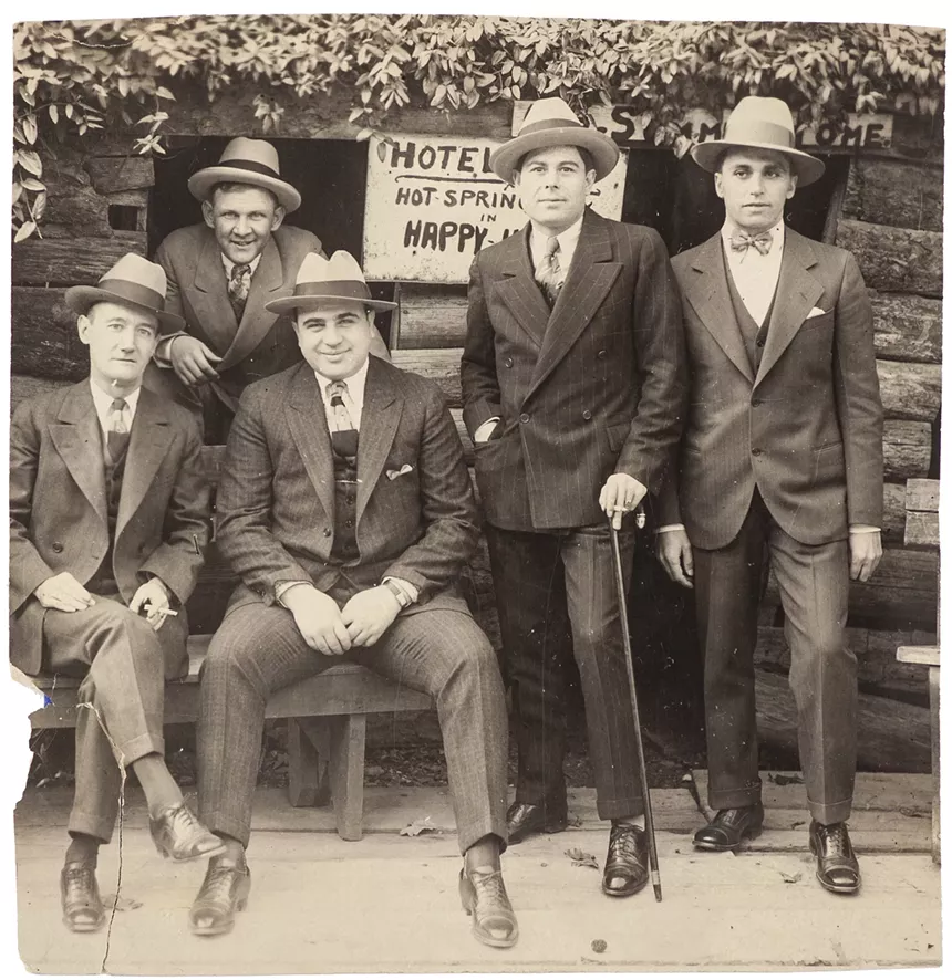 Une photo de famille non datée d'Al Capone (au centre) et de ses associés. - PHOTO AVEC L'AUTORISATION DE SHELDON CARPENTER/WITHERELL'S INC