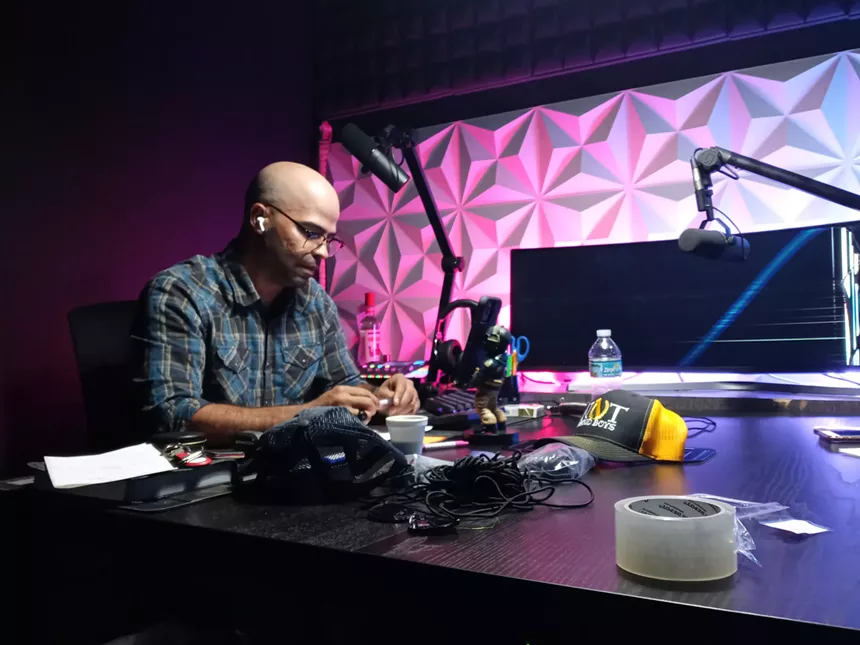 Assis dans le studio d'enregistrement de son bureau de 1776. le 23 août, Tarrio attend la condamnation pour ses accusations de délit de destruction de biens et de tentative de possession de magasins de munitions de grande capacité. - PHOTO PAR JOSHUA CEBALLOS