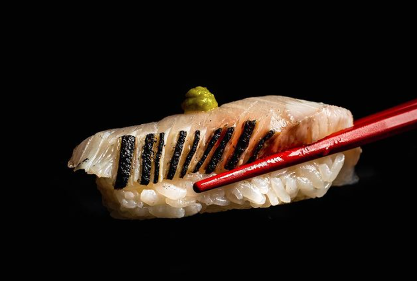 Sushi Fly Chicken est le restaurant de style izakaya maintenant ouvert à l'intérieur du Firestone Garage, offrant un bar sur le thème du bar clandestin de fin de soirée. - PHOTO AVEC L'AUTORISATION DE GROOT HOSPITALITY