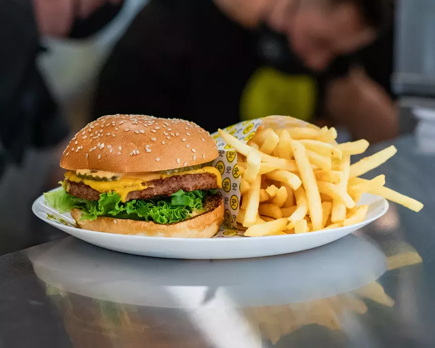 Un hamburger et des frites Stalk & Spade - PHOTO AVEC L'AUTORISATION DE STEELE BRANDS