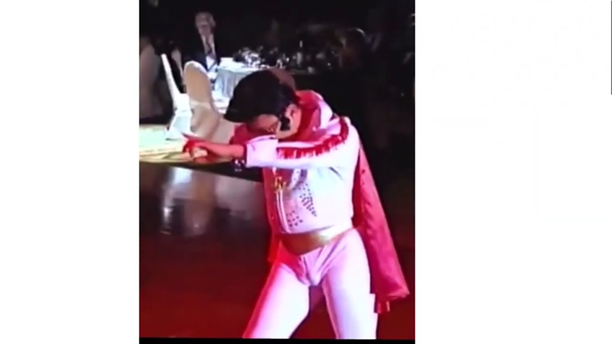 Le commissaire de la ville de Miami, Joe Carollo, a disséqué un clip du chef Art Acevedo se faisant passer pour Elvis Presley, se concentrant sur les parties inférieures de ce dernier. - CAPTURE D'ÉCRAN VIA LA VILLE DE MIAMI
