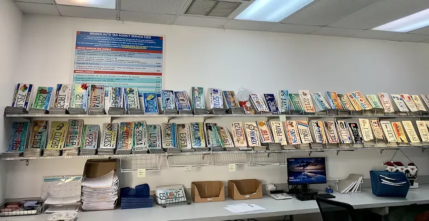 Suniland Auto Tag Agency in Pinecrest - PHOTO BY ALEX DELUCA