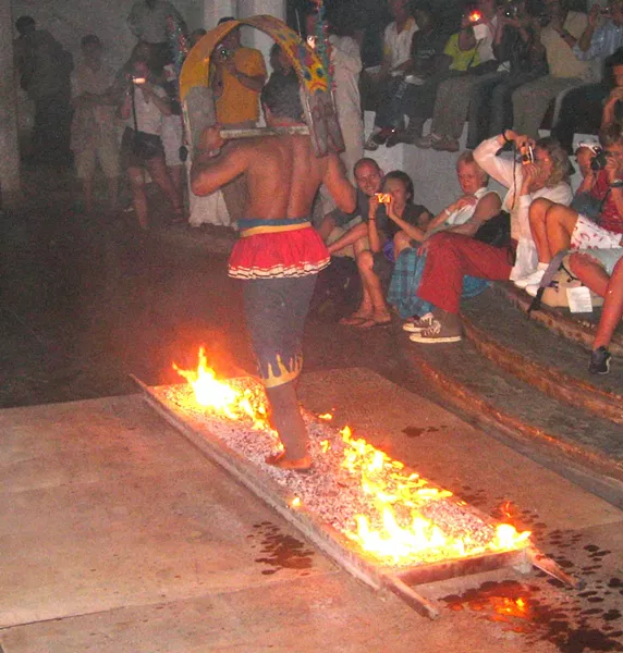 Fire walking in Sri Lanka, 2006 - AIDAN JONES, WIKIMEDIA COMMONS