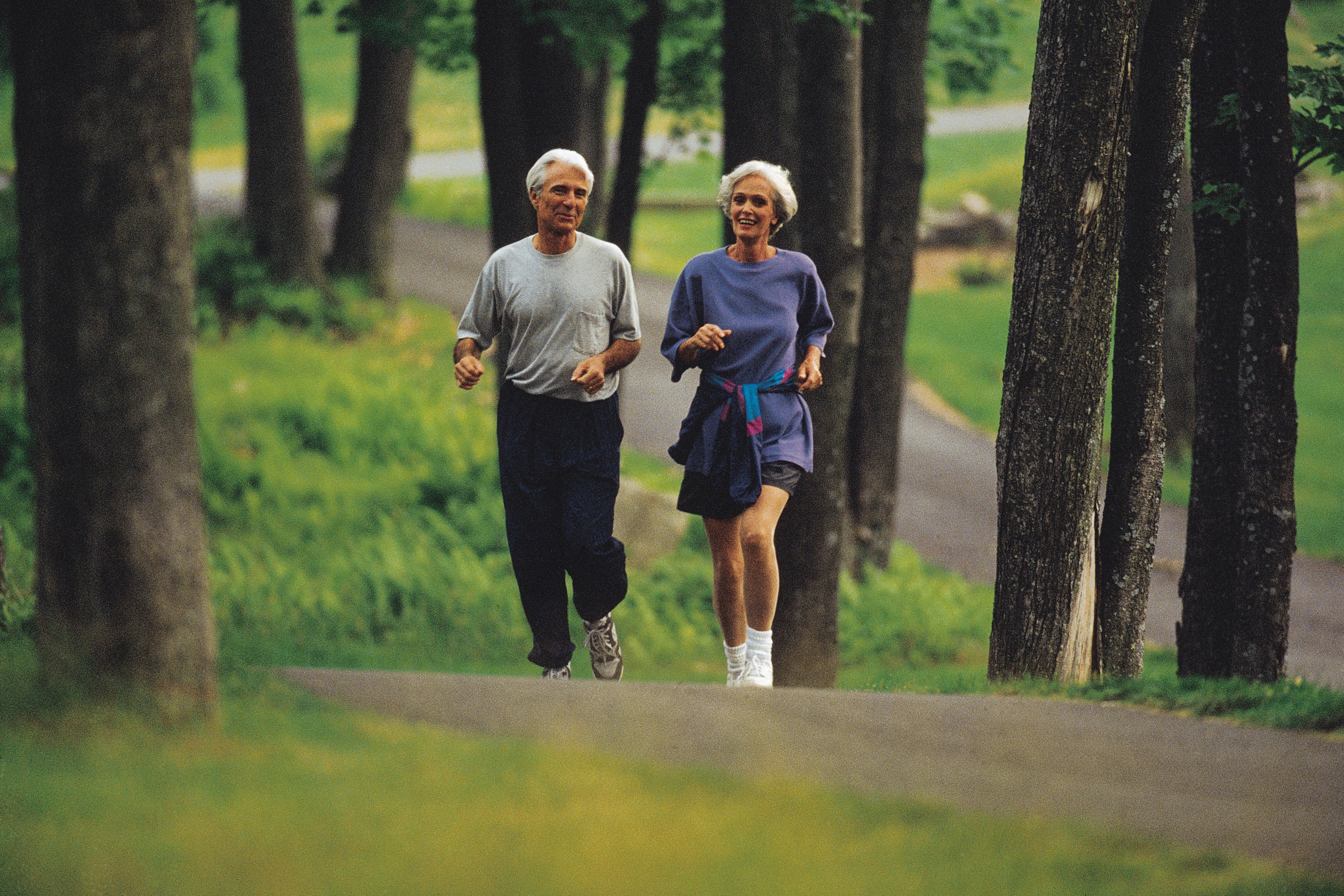 На свежем воздухе видео. Прогулки на свежем воздухе. Старики на пробежке. Бег для пожилых. Пожилые люди бегают.