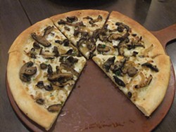 An ordinary mushroom pizza. - WIKIMEDIA