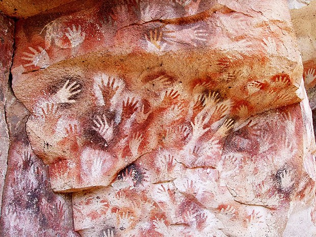 Cuevas de las Manos in Santa Cruz Province, Argentina. About 96 percent of the unambiguous prints are stencils of left hands, meaning the right hand was used to hold the spray pipe.