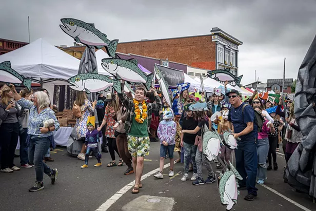 Photos: North Country Fair Floods the Plaza - Vimarsana News