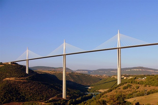Would this manly bridge (le pont) in France look feminine (die Brücke) to a German? - MILLAU VIADUCT, SIMON COLE, GNU LICENSE