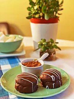 DREAMING OF DOCE DE LEITE Pão de mel consists of two layers of spiced honey cake sandwiching a filling of doce de leite, or caramelized milk. Honey Bee SLO encases its version in dark chocolate, and also sells the versatile filling separately. - PHOTO COURTESY OF HONEY BEE SLO