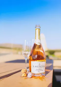 BRUT FORCE plus mousseux tels que brut ros & eacute;  Laetitia produit en propre du chardonnay et du pinot noir, ainsi que la deuxième marque NADIA.  L'étiquette bordelaise porte le nom de la fille de l'ancien propriétaire Salim Zalka, qui s'est procuré un cépage du comté de Santa Barbara.  - Images reproduites avec l'aimable autorisation de LAETITIA VINEYARD &  vignoble
