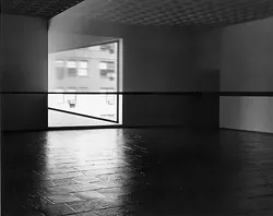 Robert Irwin (b. 1928). Detail. Scrim veil-Black rectangle-Natural light, Whitney Museum of American Art, New York, 1977. Cloth, metal, and wood, Overall: 144 x 1368 x 49in. (365.8 x 3474.7 x 124.5cm). Whitney Museum of American Art, New York; gift of the artist; 77.45. © Robert Irwin - PHOTOGRAPH © WARREN SILVERMAN, 1977