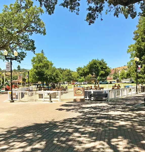 PICNICS RESERVED Paso's Downtown City Park dining is free from Thursday to Sunday evenings, but you have to make reservations to nab a table. - PHOTOS BY BETH GIUFFRE