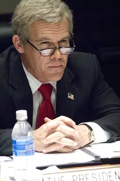 MISCOMMUNICATION : Josh Brolin depicts the nation’s 43rd president, George Bush in Oliver Stone’s W. - PHOTO COURTESY OF MOVIEWEB.COM