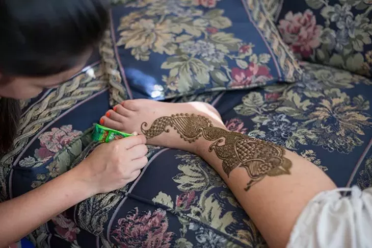 Debaroti Ghosh applies mehendi (henna) tattoos on customers in Oklahoma City on Sunday, August 7, 2016. - EMMY VERDIN