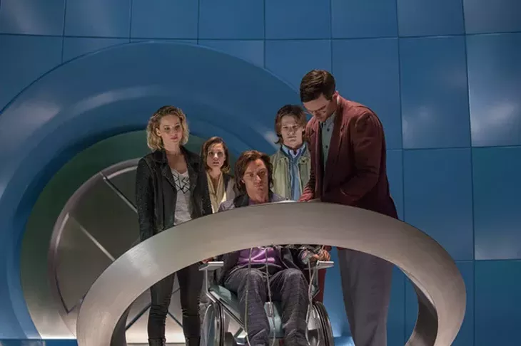 DF-05105 – (from left) Jennifer Lawrence as Raven / Mystique, Rose Byrne as Moira MacTaggert, James McAvoy as Charles / Professor X, Lucas Till as Alex Summers / Havok and Nicholas Hoult as Hank McCoy / Beast, in X-MEN: APOCALYPSE. Photo Credit: Alan Markfield / Alan Markfield / Marvel / Twentieth Century Fox - PHOTO CREDIT: ALAN MARKFIELD