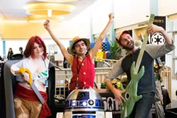 from left Gena Ford, Julian Ventus, R2-D2 and Ian Sinclair strike a pose at SoonerCon 24 in 2015. | Photo SoonerCon / provided