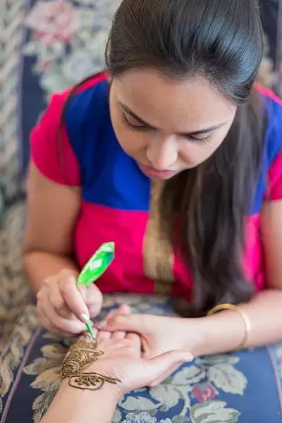 Debaroti Ghosh applies mehendi (henna) tattoos on customers in Oklahoma City on Sunday, August 7, 2016. - EMMY VERDIN