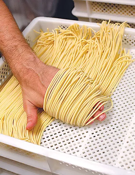 Chris Becker makes spaghetti for Della Terra Pasta at Urban Agrarian in Oklahoma City, Satuday, Aug 1, 2015. (Garett Fisbeck) - GAZETTE / FILE