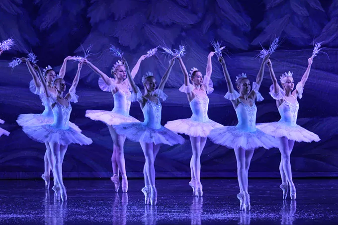 6-Moscow-Ballet-Corps-de-Ballet-Snow-Scene-1.jpg