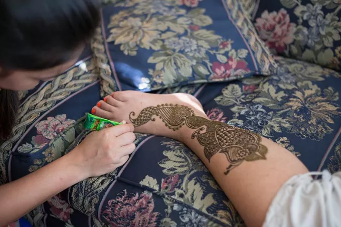 Debaroti Ghosh applies mehendi (henna) tattoos on customers in Oklahoma City on Sunday, August 7, 2016. - EMMY VERDIN