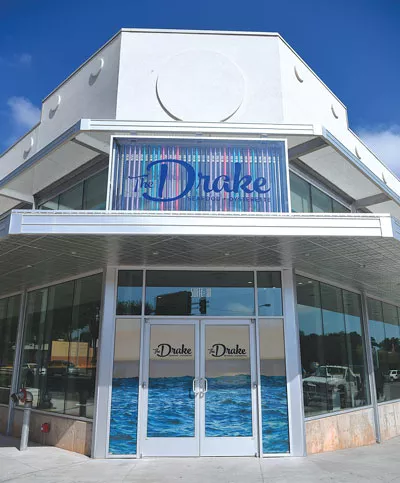 The-Drake-vert_0945mh.jpg