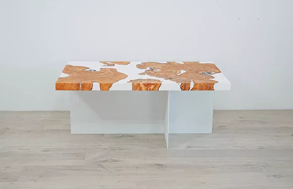 Epoxy and wood coffee table - MODERN BUILDS / PROVIDED
