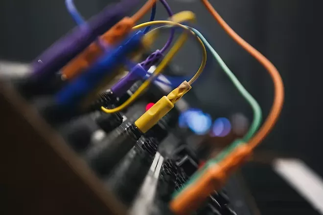 modular_synth_adobestock_288850093.jpeg
