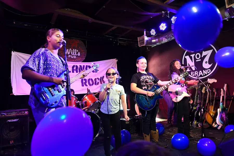 Blue Carolina: Indiana (vocals), Tabitha (bass), Angelina (guitar), Yoyo (drums) - JEN CRAY