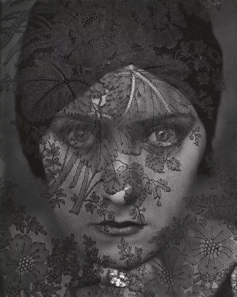 EDWARD STEICHEN, "GLORIA SWANSON," (1924). GELATIN SILVER PRINT, 9 7/16 X 7 1/2 INCHES. LENT BY THE METROPOLITAN MUSEUM OF ART, GIFT OF GRACE M. MAYER, 1989. © 2019 THE ESTATE OF EDWARD STEICHEN/ARTISTS RIGHTS SOCIETY, NEW YORK. PHOTO: ART RESOURCE