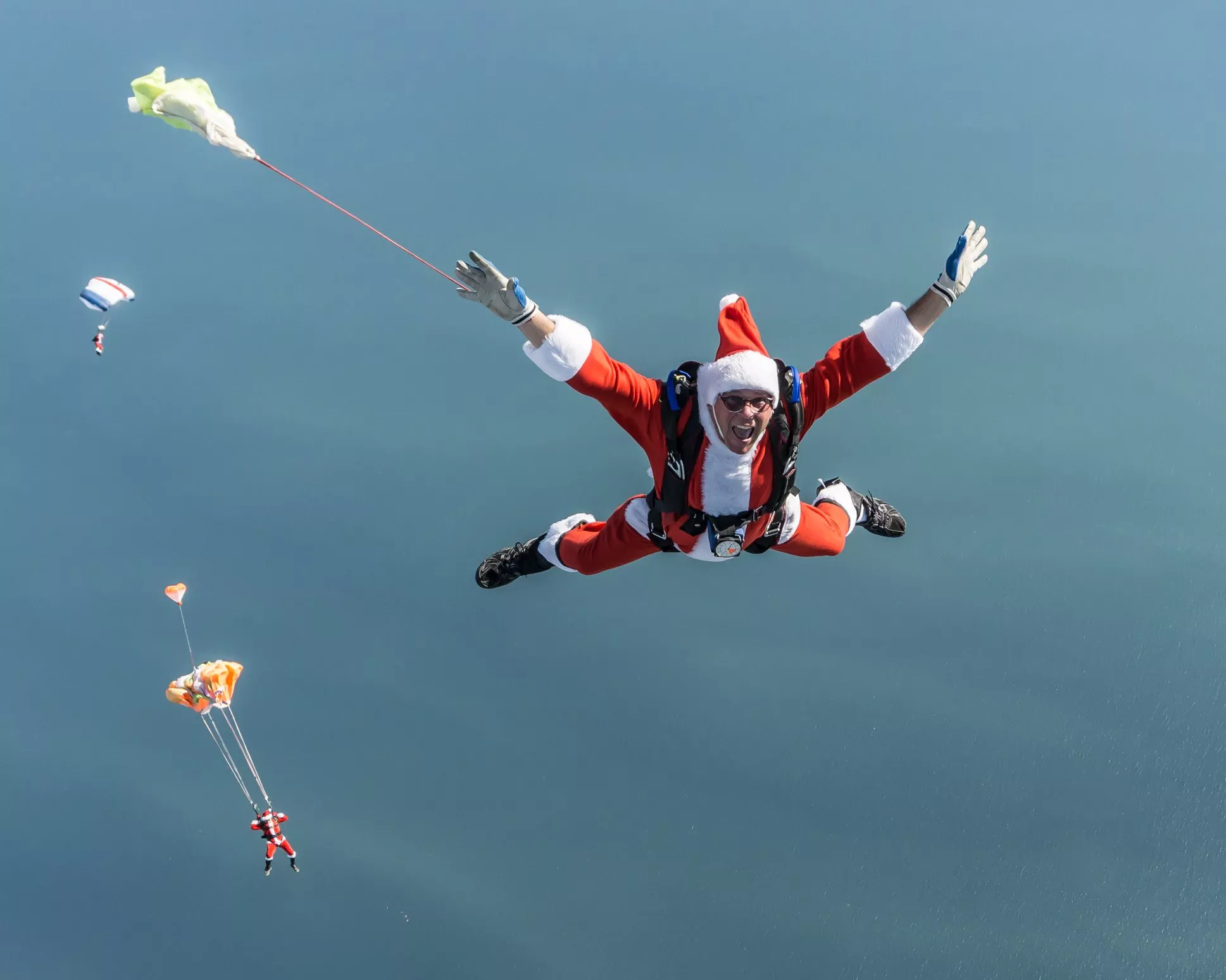 Watch A M Of Skydiving Santas Jump From Planes Onto Cocoa Beach Skydiving Santas Jump From Planes