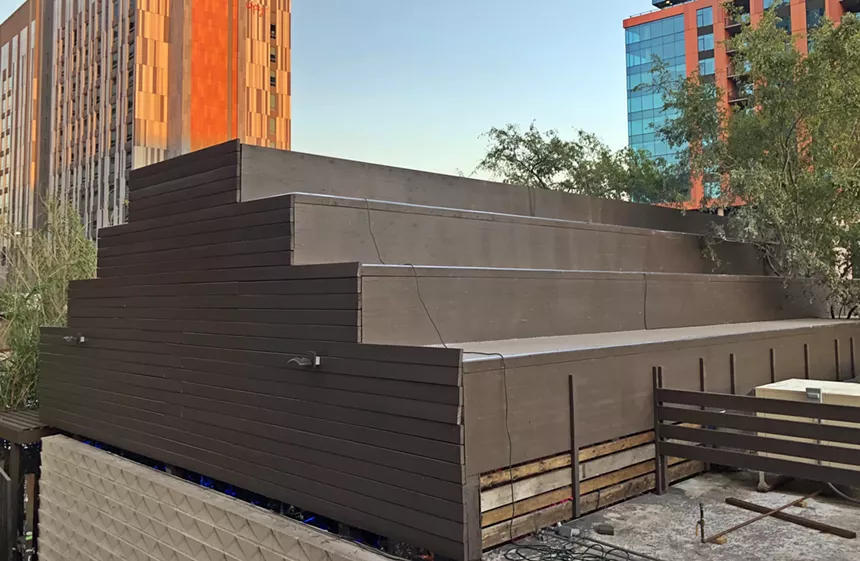 La estructura de pirámide escalonada sobre el patio al aire libre de Shady Park. - BENJAMIN CUERO