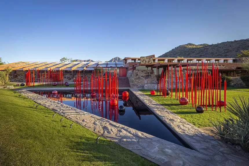 Dale Chihuly, Red Reeds and Niijima Floats, 2021, Taliesin West, Scottsdale, Arizona. - © 2021 STUDIO CHIHULY. ALL RIGHTS RESERVED. PHOTO BY NATHANIEL WILLSON
