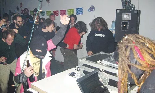 Hardly highfalutin': Philadelphia's Statas rocks the crowd at On Gallery, winning the 2006 Galactic AssDragon Classic.