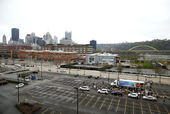 Photos: Pittsburgh Steelers team up with 412 Food Rescue and Sysco to distribute 9,000 pounds of food (8)