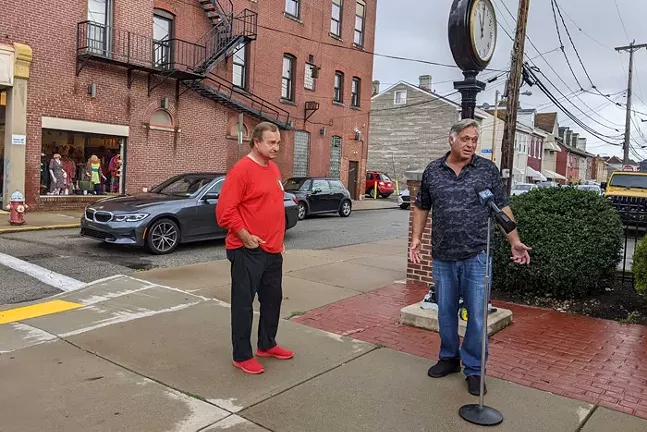 Due uomini in piedi all'angolo di una strada durante una conferenza stampa nel quartiere Bloomfield di Pittsburgh