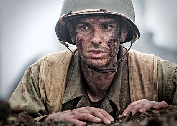 Desmond Dos (Andrew Garfield) fights war.
