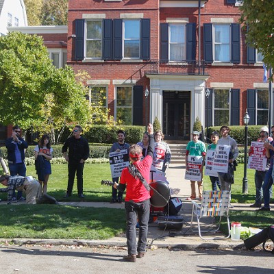 Strikers demonstrate outside Post-Gazette publisher's Shadyside home