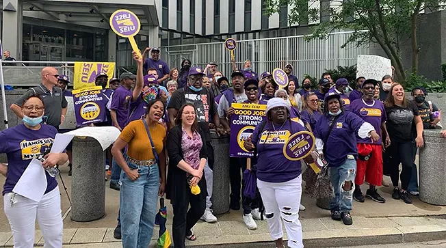 Parkhurst food service workers at Robert Morris University allege unfair labor practices - Vimarsana News