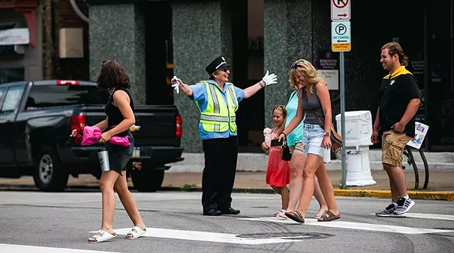 Squirrel Hill community honors beloved retiring crossing guard - Vimarsana News