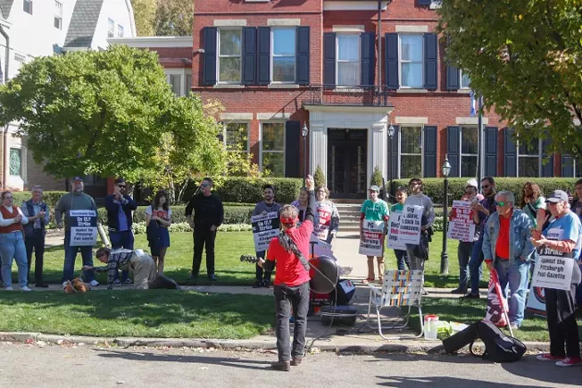 Strikers demonstrate outside Post-Gazette publisher's Shadyside home - Vimarsana News