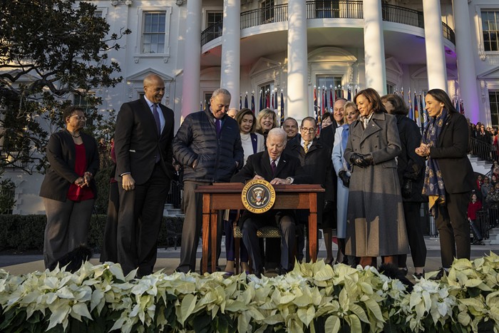Good Afternoon, News: Biden Signs Respect for Marriage Act, Oregon Gas Prices Down, and SBF Arrested in the Bahamas - Vimarsana News
