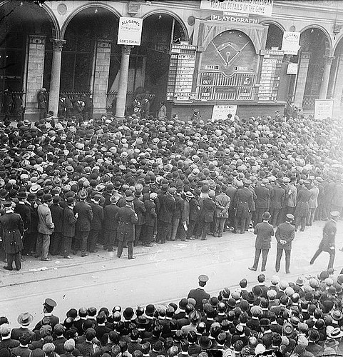 A New York City crowd gathers around a Playograph in 1911. - WWW.UNIWATCHBLOG.COM