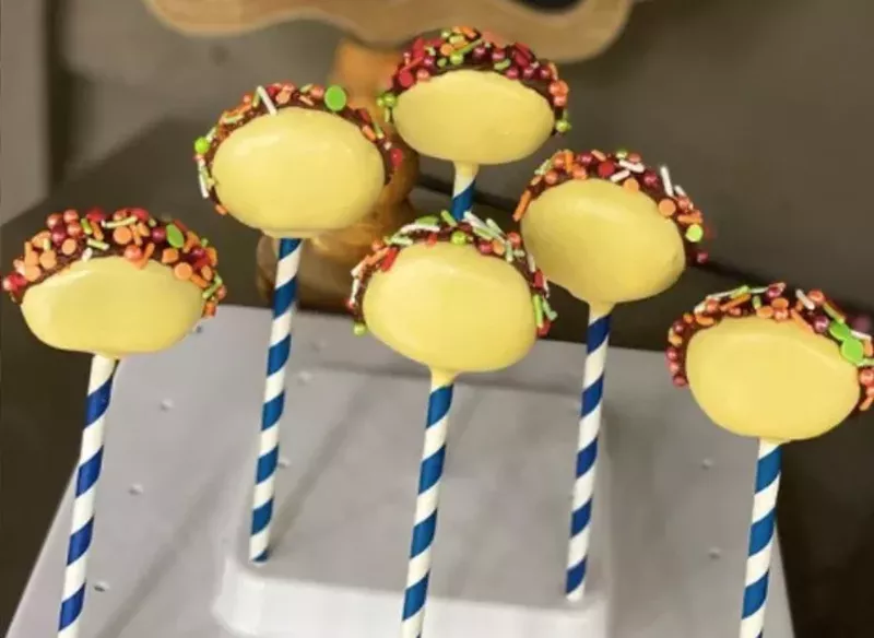 Amy Gamlin ouvrira une vitrine pour ses cake pops signature le mois prochain à Webster Groves.  - GRÂCE À L'AMY'S CAKE POP SHOP ET BOOZY BITES