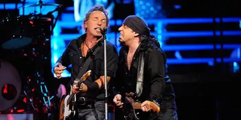 Show Review Setlist Photos Bruce Springsteen And The E Street Band At The Scottrade Center Saturday August 23 Music Blog