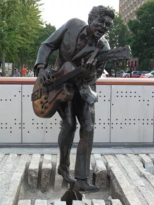 It's Here: Chuck Berry Statue Finally Installed in the Loop | News Blog