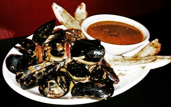GREEN CURRY MUSSELS AT WEST END GRILL AND PUB | NEILL COSTELLO