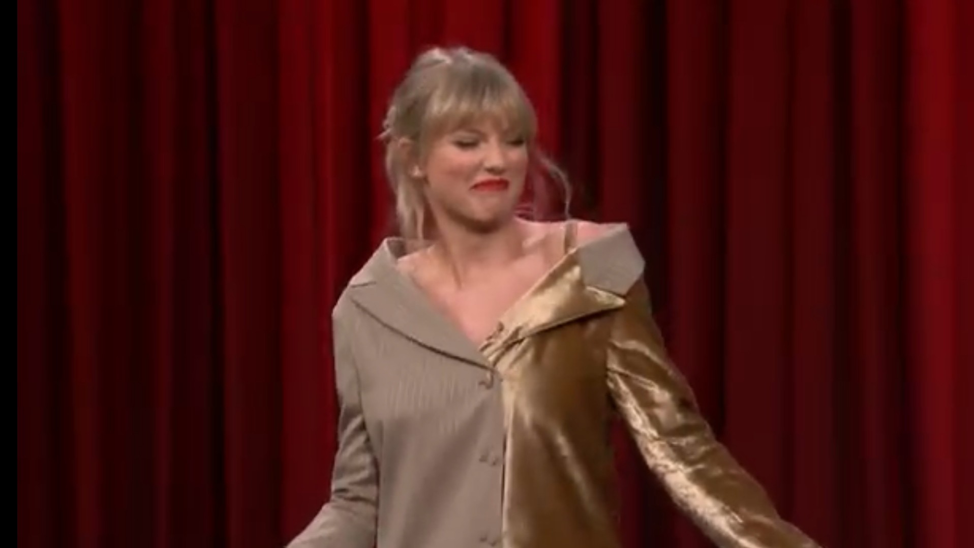 Taylor Swift Dances To Classic Nelly Song Embarrasses All