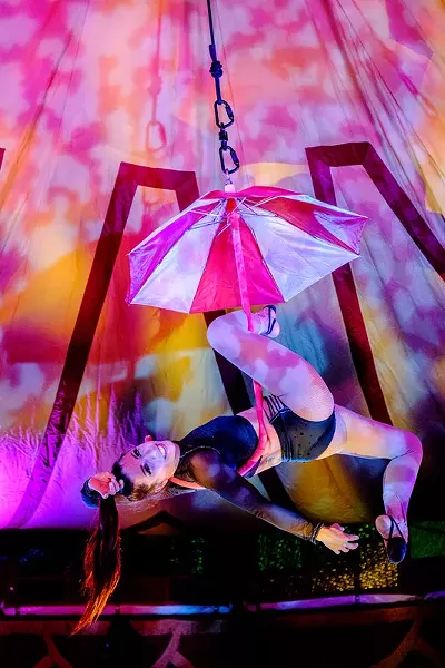 cirque-umbrella_-close_cred-erich-camping-_2_.jpg